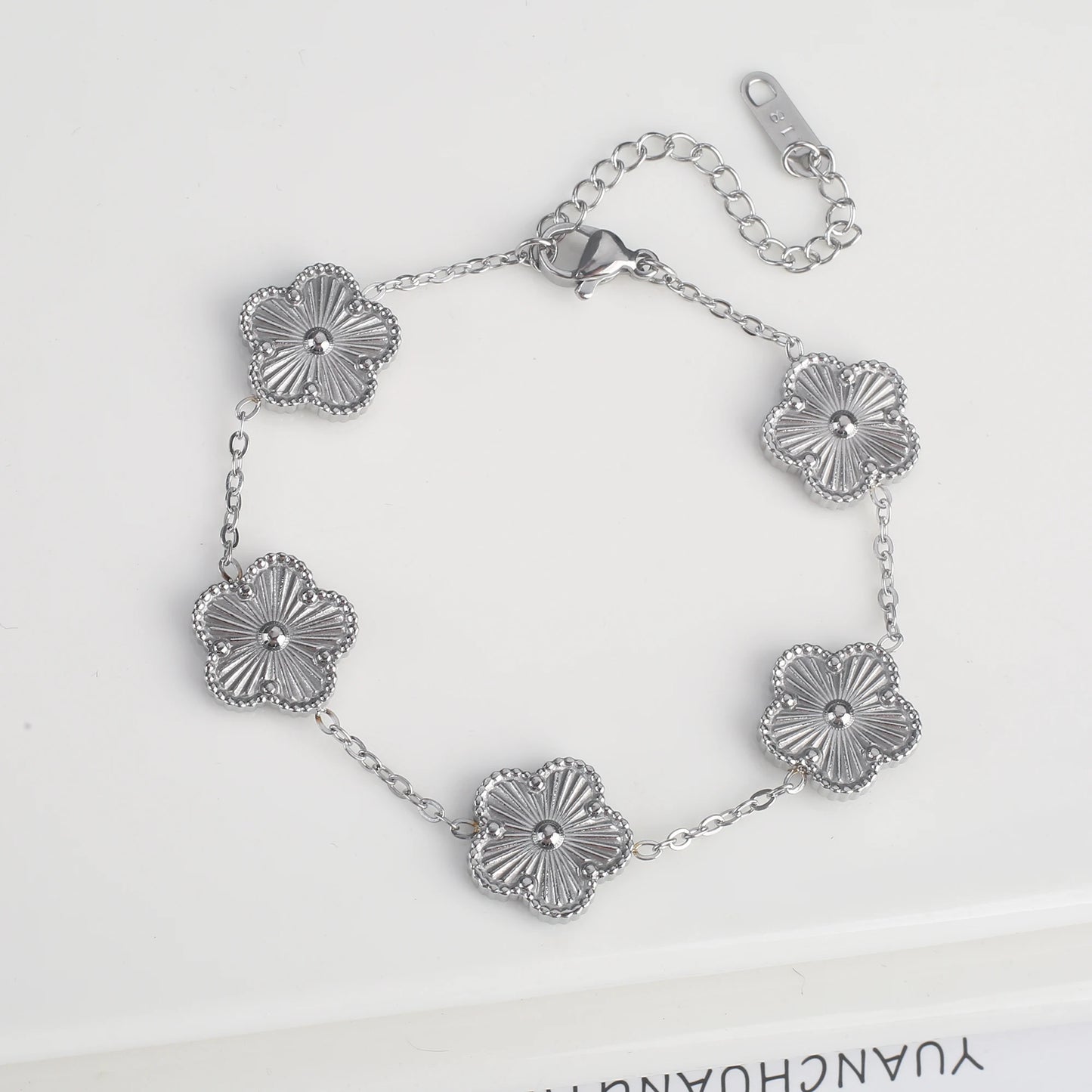 Pulsera clásica de acero inoxidable para mujer, brazalete ajustable de cinco flores, joyería de fiesta a la moda.