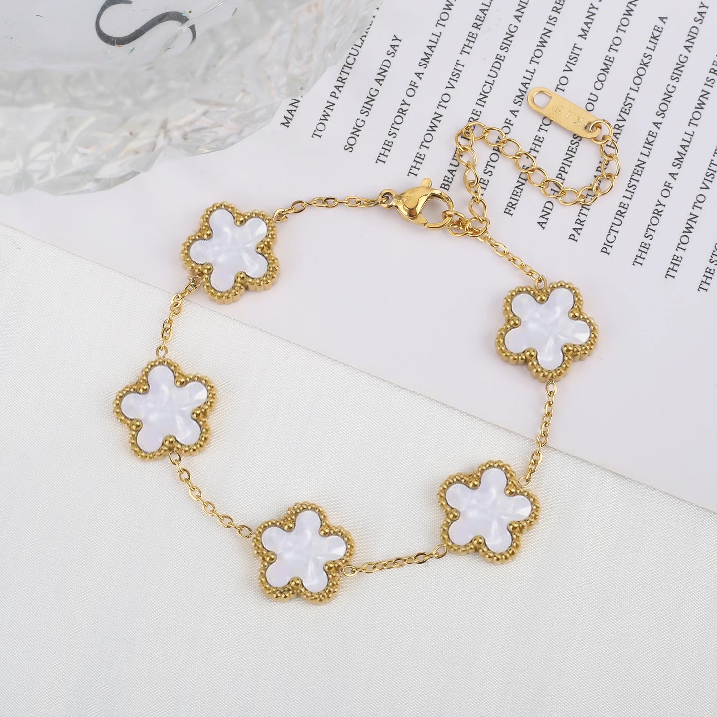 Pulsera clásica de acero inoxidable para mujer, brazalete ajustable de cinco flores, joyería de fiesta a la moda.
